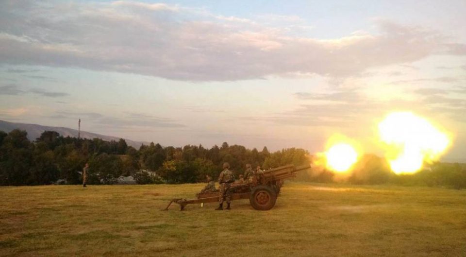АРМ со почесна артилериска стрелба по повод Денот на независноста