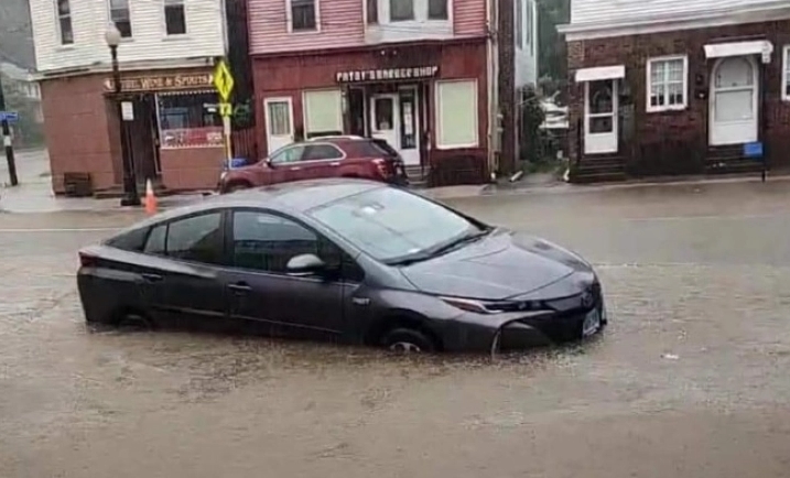 Две жени загинаа во поплави во Конектикат