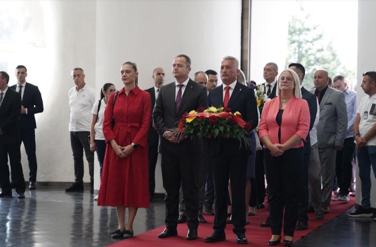 Партиска делегација на ВМРО-ДПМНЕ положи свежо цвеќе на гробот на Карев: Илинден останува мотив за борба на идните генерации за поуспешна Македонија