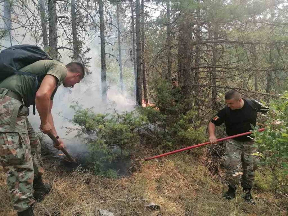 ФОТО: Припадници на АРМ на терен, гаснат пожари во Македонски Брод, Свети Николе, Кратово, Пехчево и Пробиштип