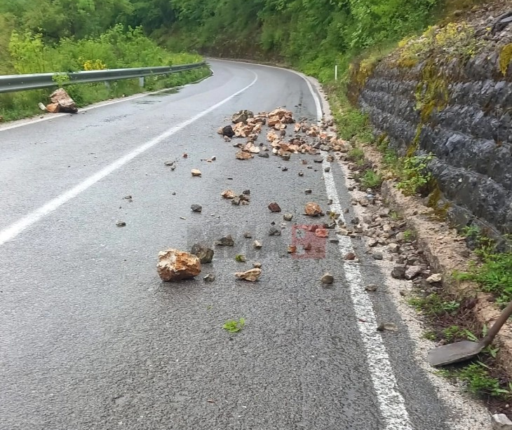 Поради влажни коловози и помали одрони се препорачува  внимателно возење во дебарскиот регион