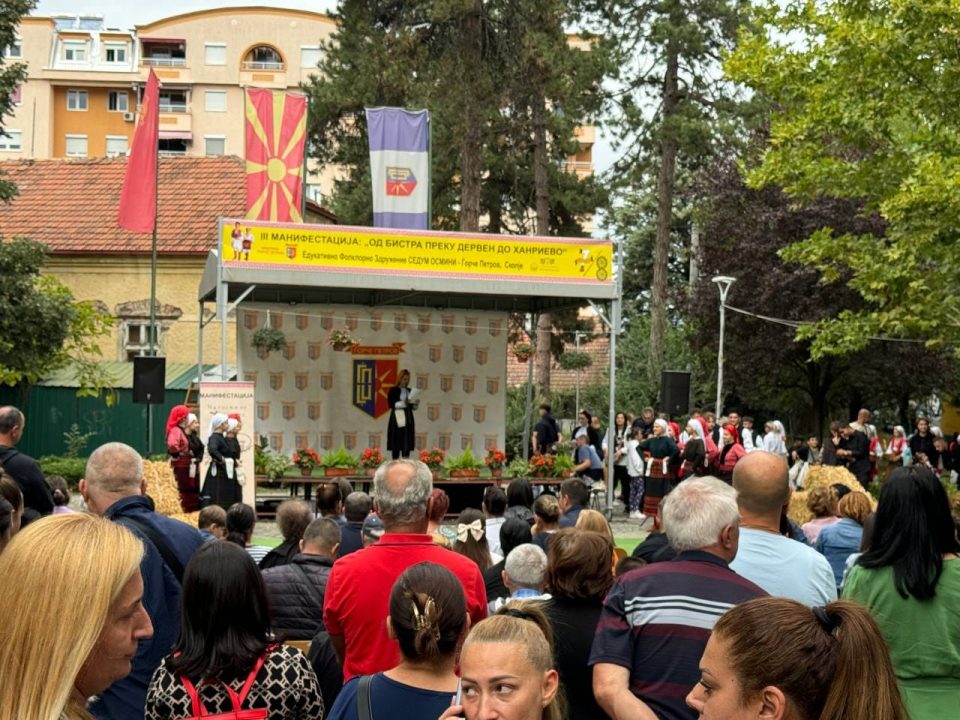 Стојкоски: Паркот на Ѓорче Петров блесна во фолклорни бои