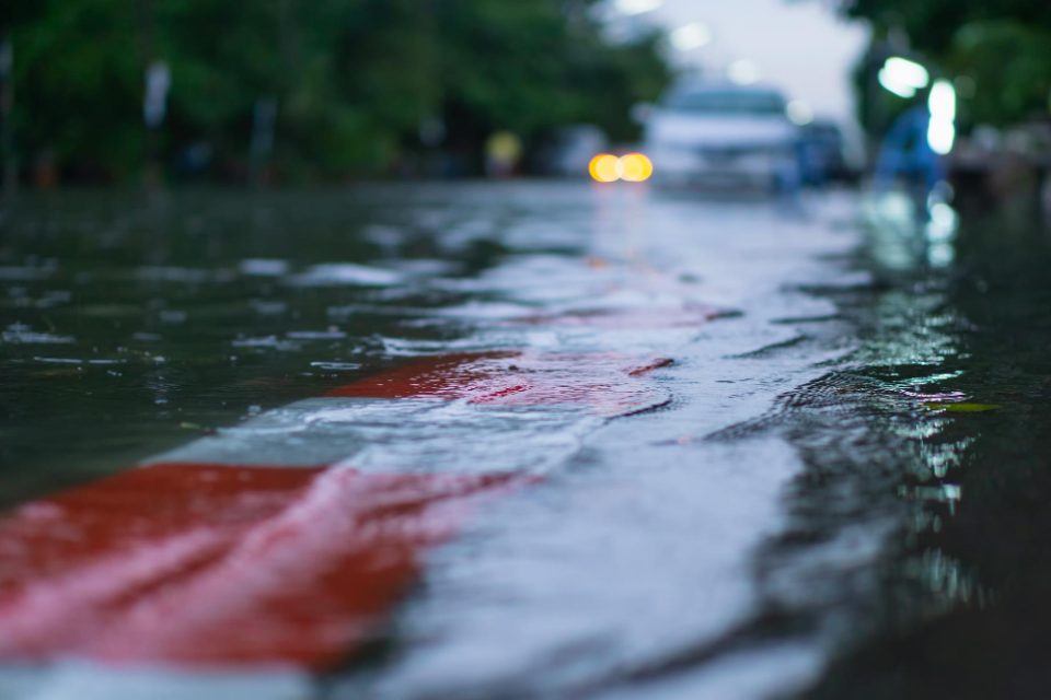 Поплави во Шпанија- предупредувања за граѓаните да останат дома