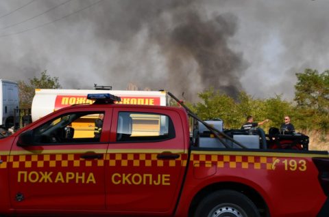 Опожарено возила во општина Аеродром во близина на трговски центар
