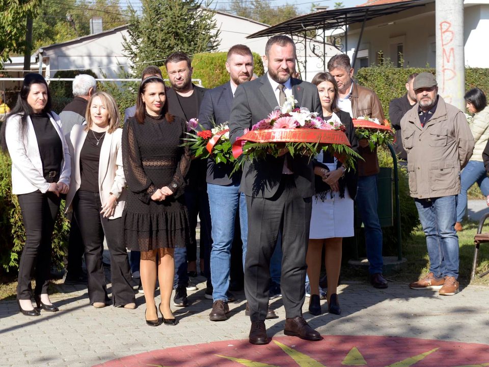 Тошковски положи цвеќе на спомен обележјето на загинатиот припадник на македонската полиција Игор Драганов