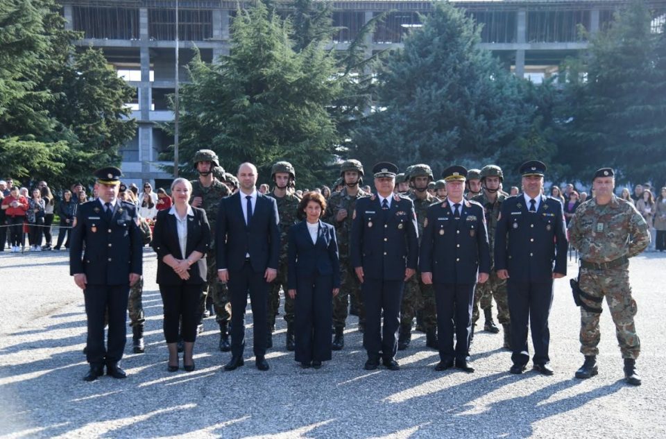 ФОТО: Новите питомци на Воената академија положија заклетва, Мисајловски им честиташе на изборот да чекорат во институцијата со најголема доверба кај граѓаните