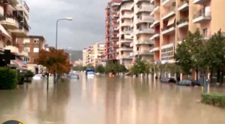 Улиците под вода: Невремето ја „парализира” Албанија