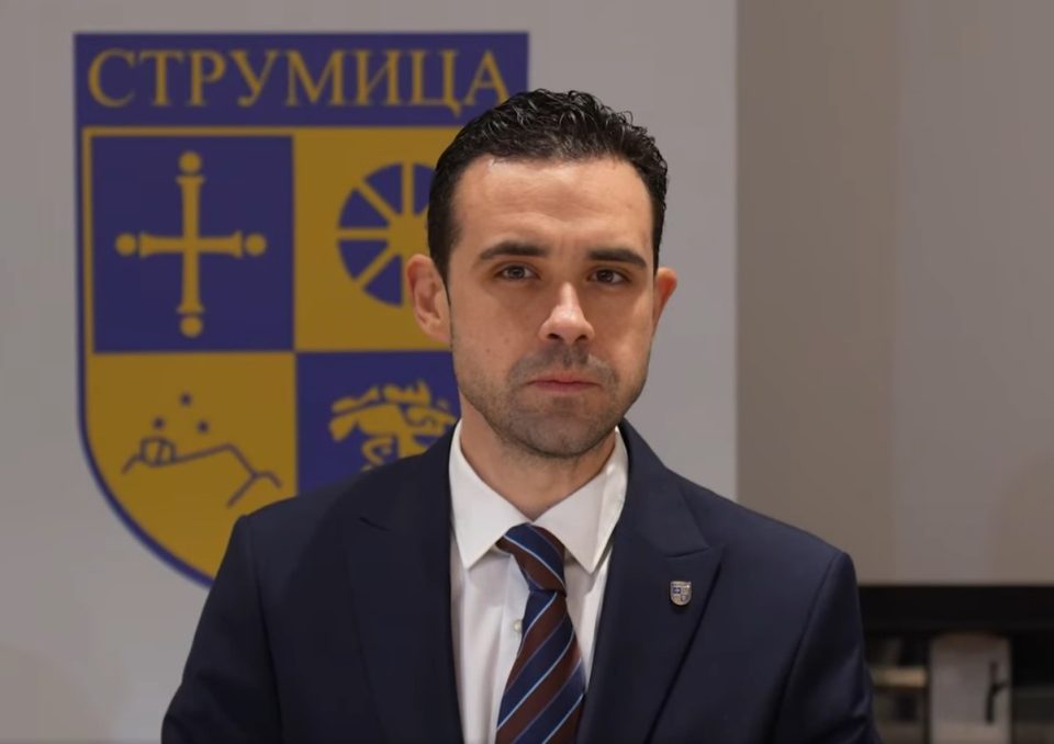 Струмичка поезија за Костадинов: Во време на тишина со замислен поглед тој зборува