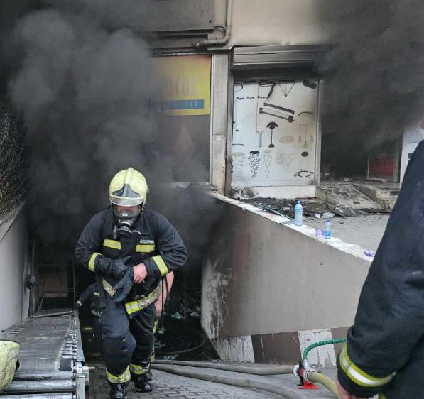 Специјално противпожарно армиско возило се вклучува во гаснењето на пожарот во Чаир