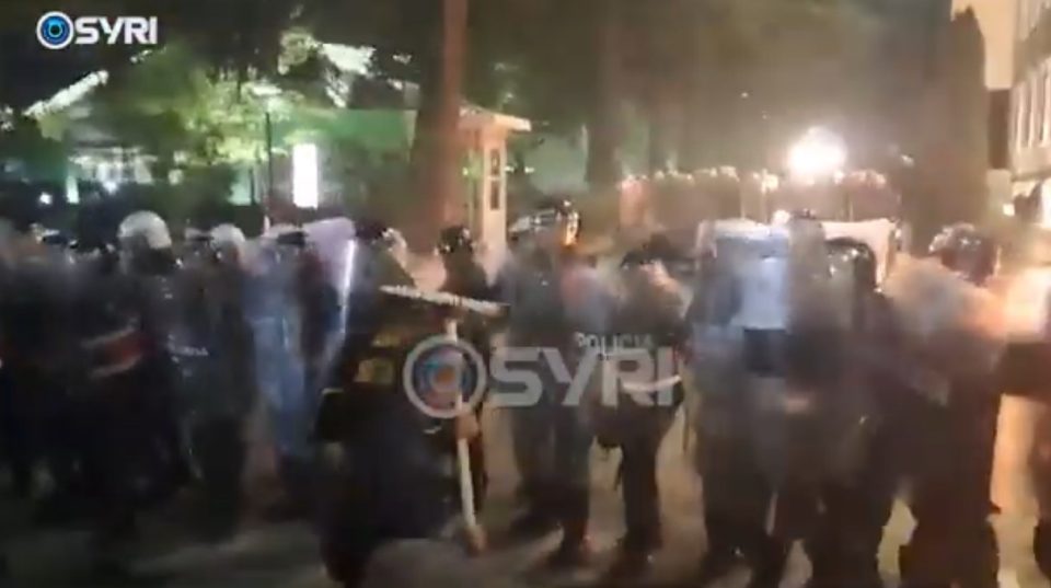 ВИДЕО: Масовни протести во Тирана, опозицијата бара техничка Влада