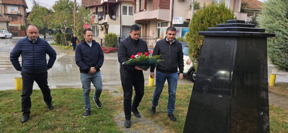 Положено свежо цвеќе пред споменикот на Драго Маневски, македонски бранител и припадник на безбедносните сили