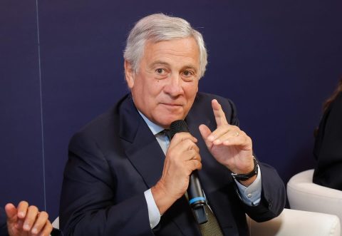 Тајани: Дипломатијата е вистинскиот начин за решавање на кризата во Ормускиот теснец