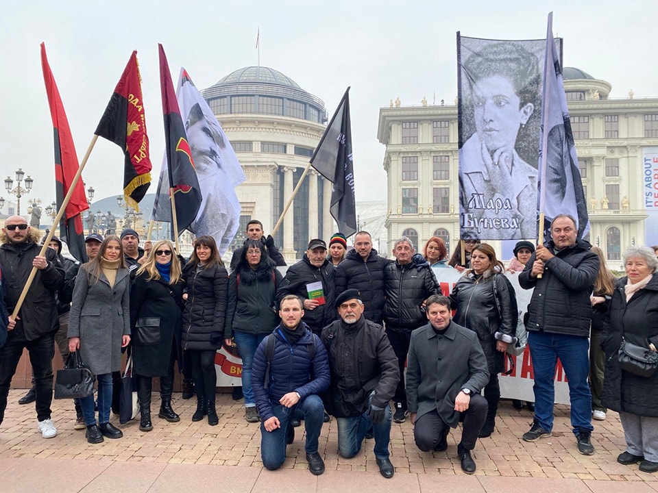 Европратеникот Џамбаски влета со демонстранти во театар за да спречи театарска претстава на Џон Малкович, била антибугарска