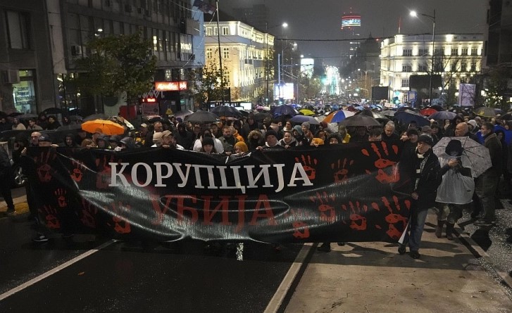 Протест пред Владата на Србија: Се бараат оставки по трагедијата во Нови Сад