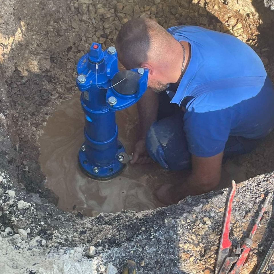 Без вода дел од Општина Гази Баба поради уличен дефект