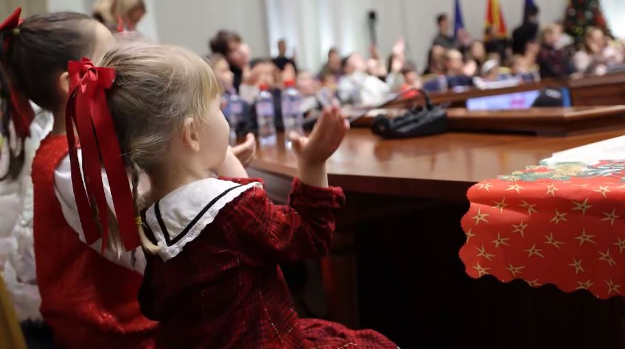 ВИДЕО: Владата исполнета со детски насмевки, претстава и пакетчиња од Дедо Мраз за најмалите