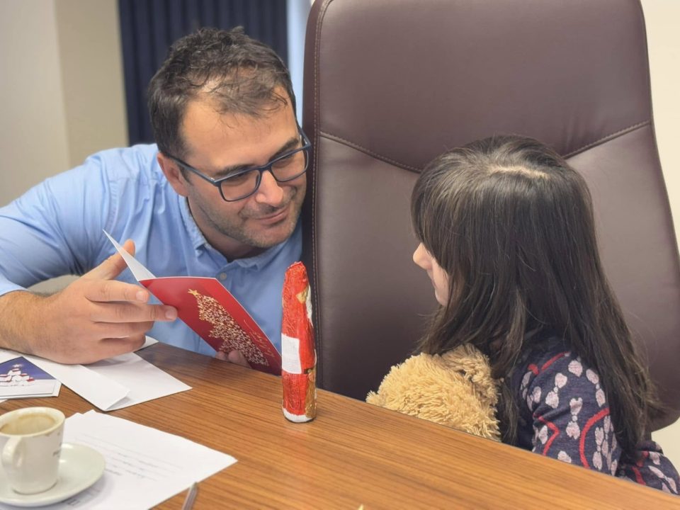 Александар Стојкоски во посебна новогодишна мисија: Традиционално китење на елката во мојот кабинет