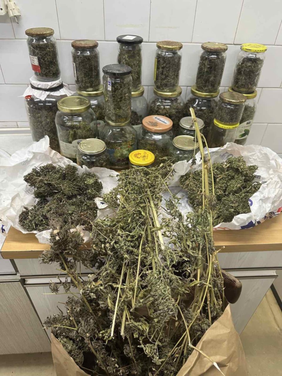 По пошта од Канада во Грција им стигнале 62 килограми канабис – уапсени две лица