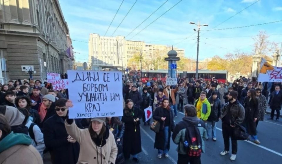 Белград и Нови Сад: Дел од опозициски инструираните студенти ги блокираа Ректоратот и факултетите