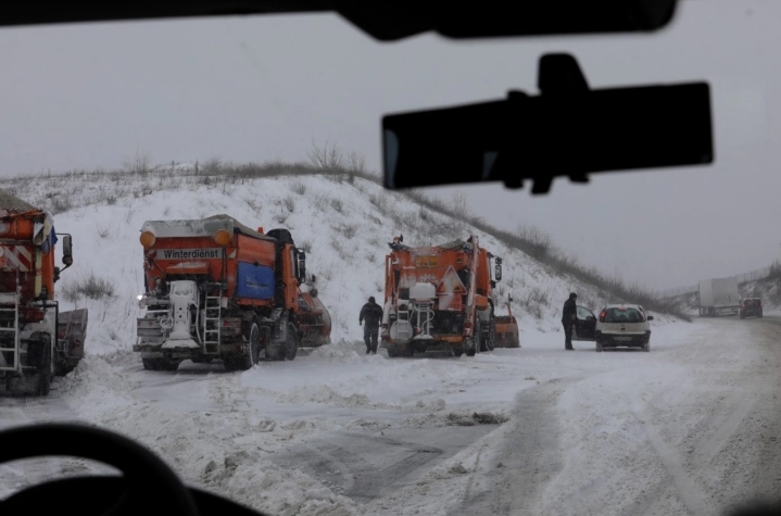 Специјално возило испратено да ги извлече возилата заглавени кај Леуново и Никифорово