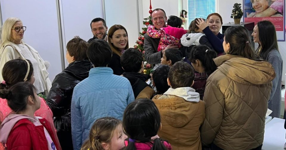 Таравари ги развесели децата во СОС Детско село