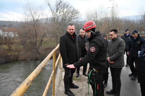 Тошковски се извини на велешани за затворањето на мостот во Башино село за реконструкција, полицијата ќе обезбеди проток во сообраќајот