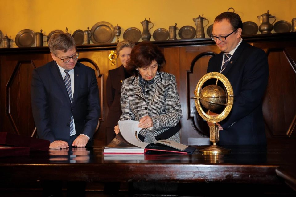 Сиљановска- Давкова го посети Јагелонскиот универзитет во Краков и оствари средба со македонистите од Полска