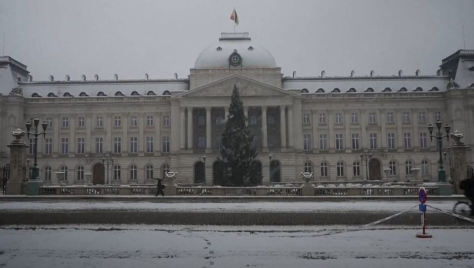 Белгија под снег, снежните врнежи не предизвикаа поголем застој