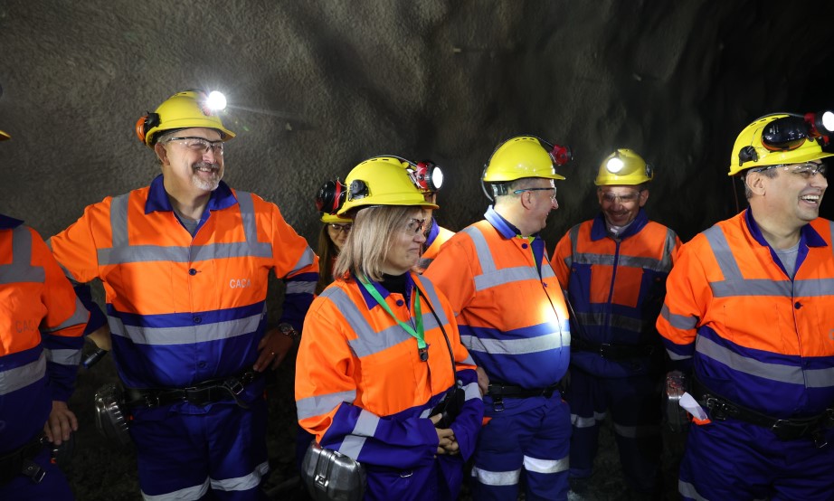 Божиновска во посета на рудникот САСА: Приоритет се одржливи рударски практики и безбедност на рударите