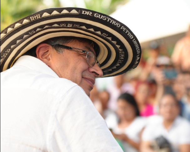 Петро: Нема да дозволам слетување на американските авиони со кои се превезуваат мигрантите