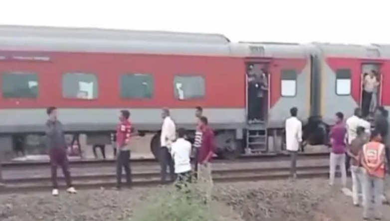 Најмалку 11 лица загинаа во Индија откако ги удри воз