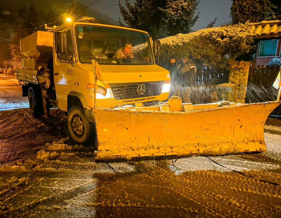 Продолжува чистењето на улиците и тротарите во општина Кисела Вода