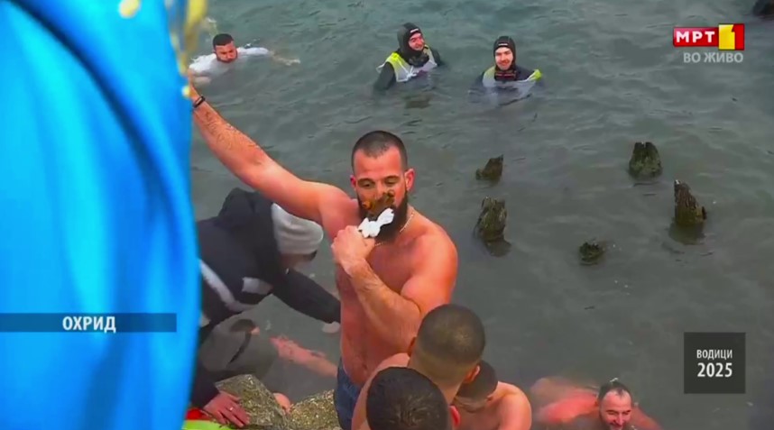 Мартин Гоџовски од Варош го фати крстот во Охрид (ВИДЕО)