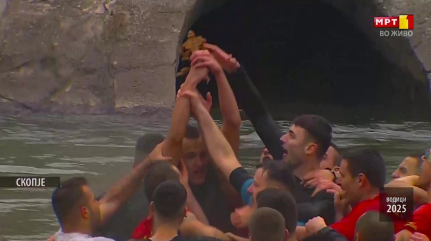 ВИДЕО: Теодор Јовески го фати светиот крст во водите на реката Вардар во Скопје