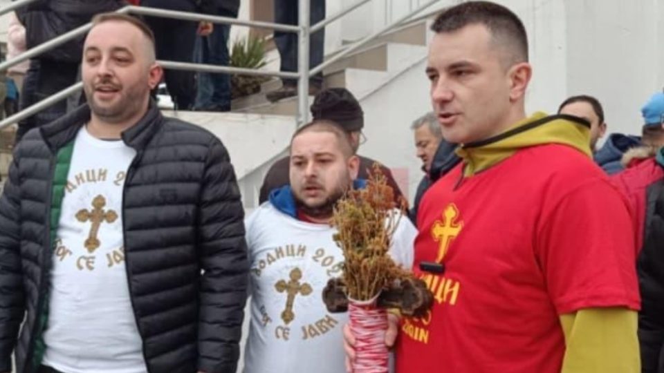 Борче Стефановски го фати осветениот крст за Богојавление-Водици во Тетово