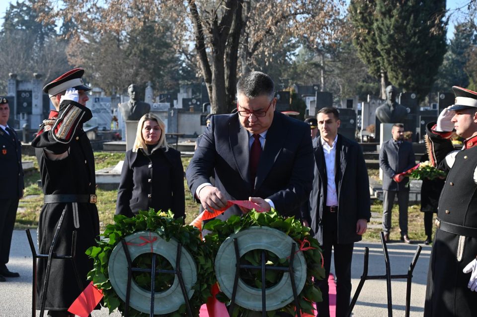 Делегација на Владата положи цвеќе на вечното почивалиште на Киро Глигоров