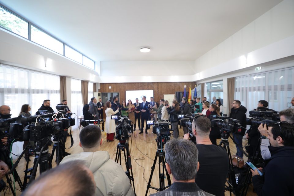 Мицкоски: Реновиран е Клубот на пратеници, а со Перински почнуваме со теренски активности по општините каде се градат капитални проекти