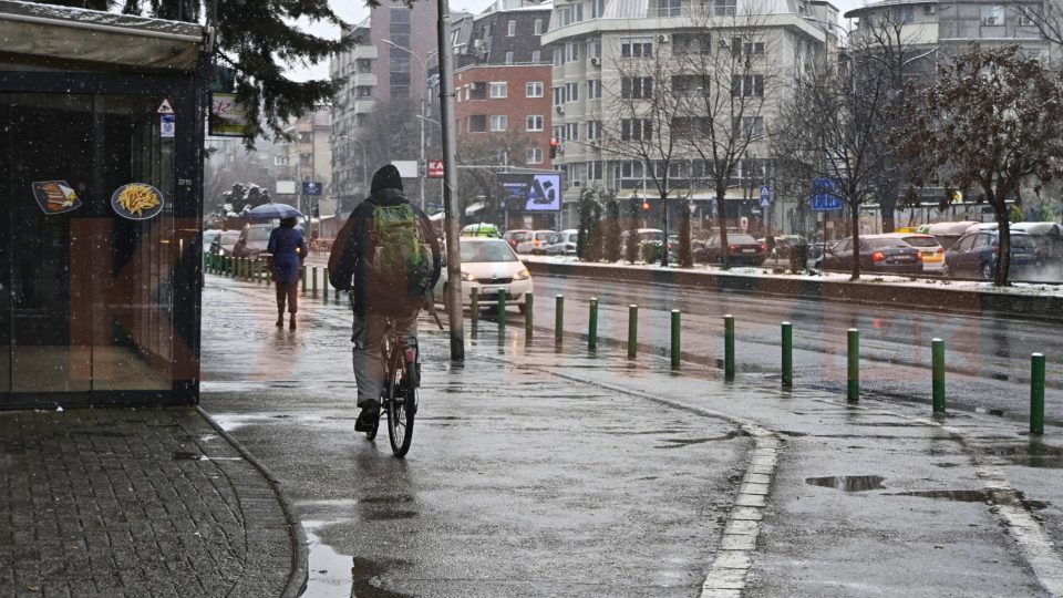 Сообраќајот се одвива непречено, по влажни коловози