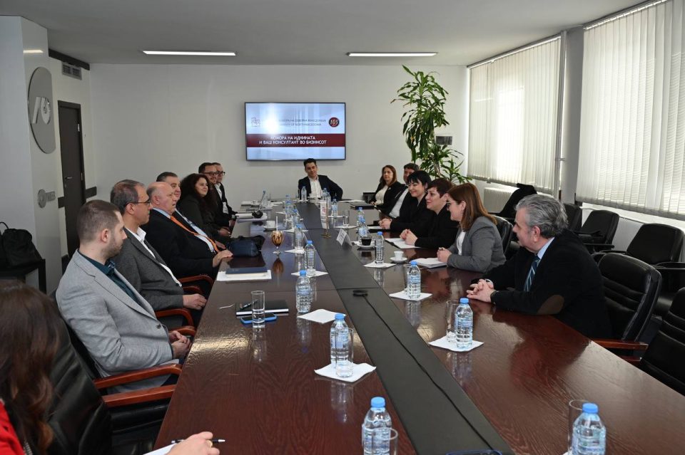 Димитриеска-Кочоска на средба во Стопанската комора: Првата транша од унгарскиот заем наскоро ќе се исплати до компаниите