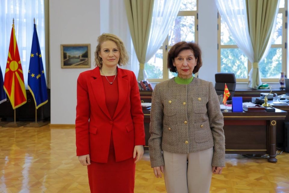 Средба на Сиљановска – Давкова со директорката на Комисијата за односи со верските заедници и религиозни групи, Оливера Трајковска