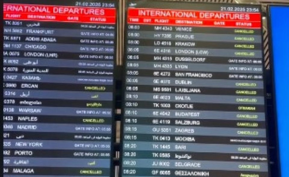 Снегот го парализира Истанбул: Босфор затворен, откажани летови