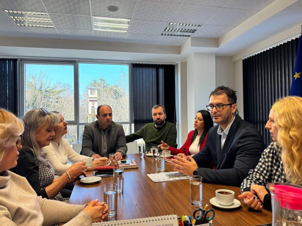 По седум години, 27 наставници од Oпштина Ѓорче Петров добија решенија за трајно вработување