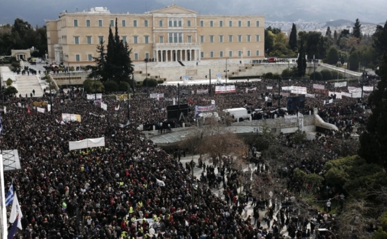 Инциденти во центарот на Атина по протестот за железничката несреќа