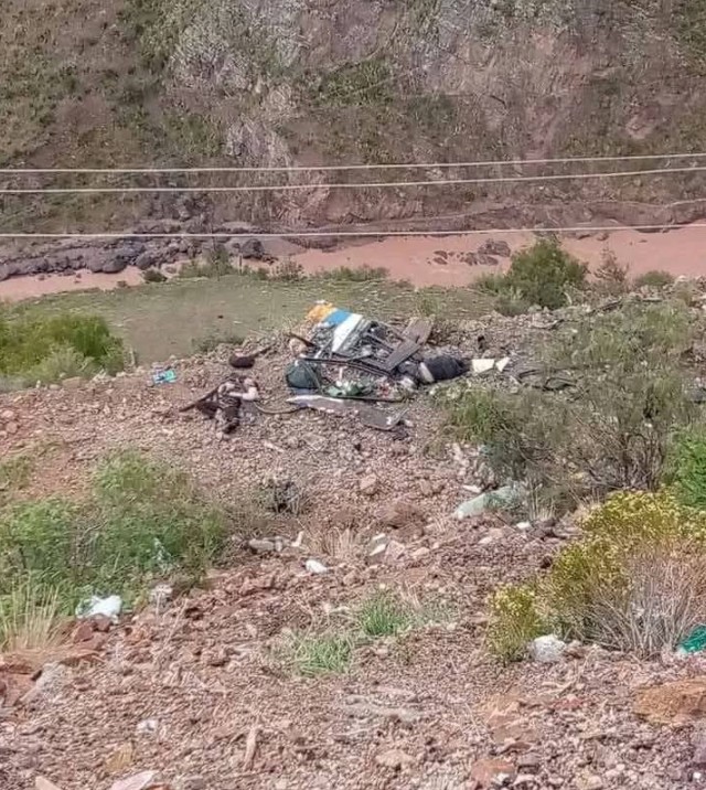 ВИДЕО: Автобус падна во провалија длабока 800 метри во Боливија, загинаа 31 лице