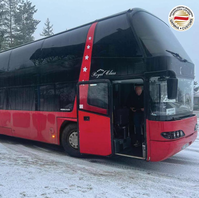 ВИДЕО: Запленет автобус специјално адаптиран за криумчарење на повеќе од 500 парчиња облека