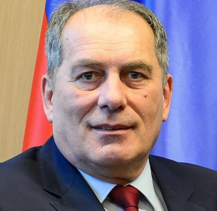 Поранешниот министер за безбедност на БиХ претепан од маскирани напаѓачи