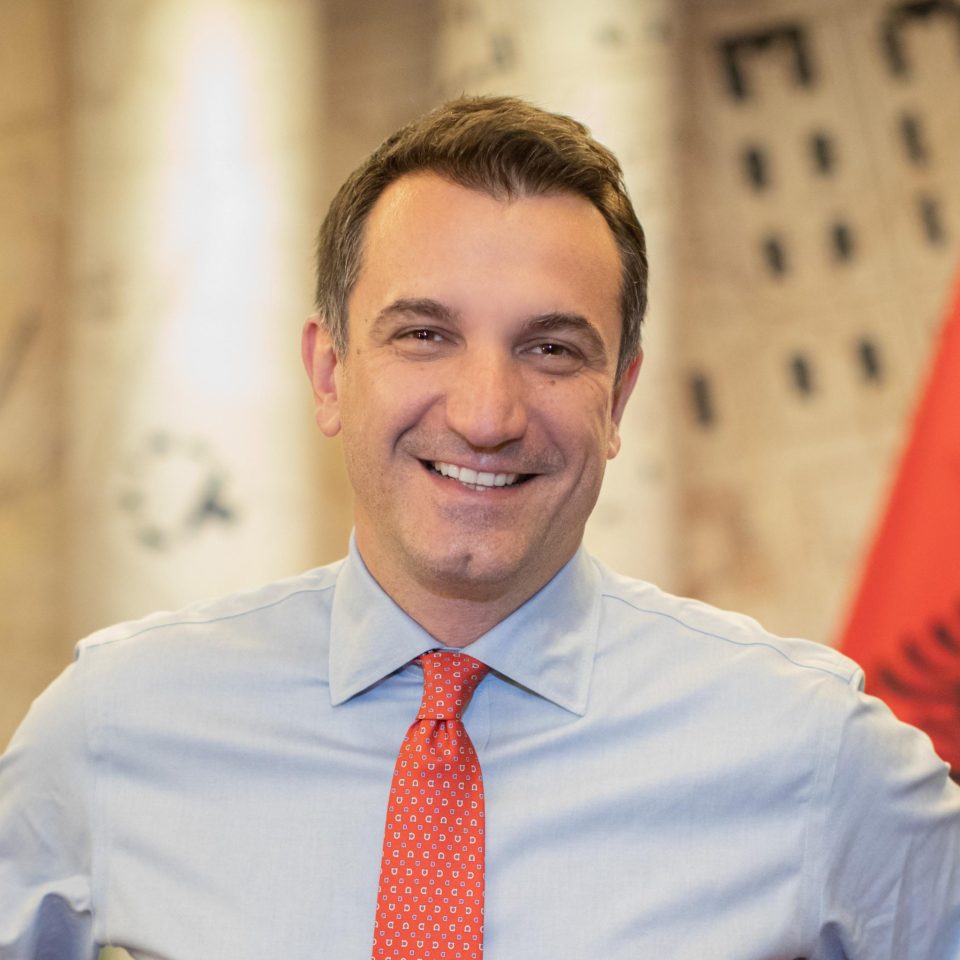 Определен притвор за градоначалникот на Тирана, за неговата сопруга која е надвор од земјата куќен притвор