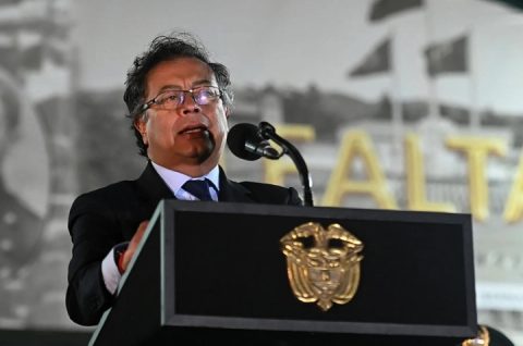 Трамп го покани претседателот Петро во Белата куќа неколку дена откако ѝ се закани на Колумбија со воен удар