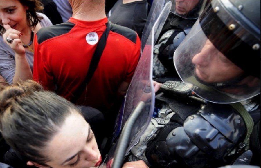 Скапо платена шминка на Шарената револуција: Сорос ја финансирал девојката што ставаше кармин на полициски штит