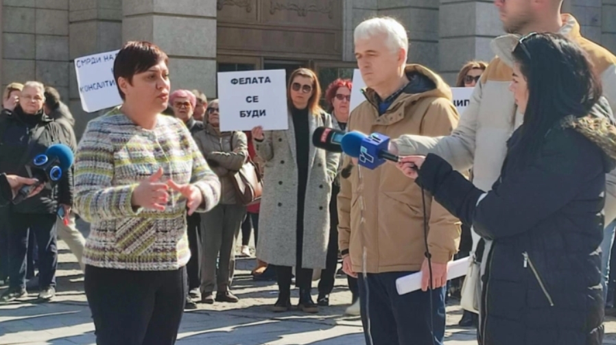 Министерката за финансии дојде на протестот на сметководителите